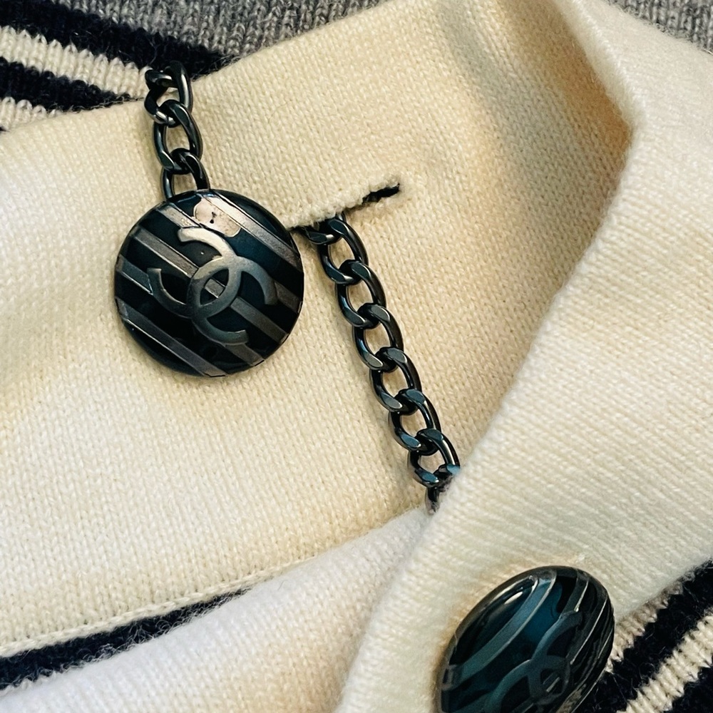 CHANEL 100% CASHMERE STRIPPED BATEAU NECK CHAIN BUTTON SWEATER SIZE 36 - Picture 5 of 14